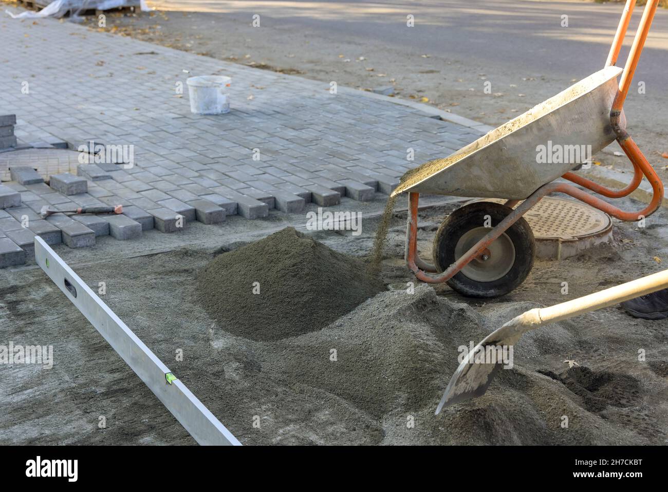 La strada lavora su una strada della città con la preparazione della superficie per stabilire mattoni marciapiedi di base di sabbia sabbiosa Foto Stock