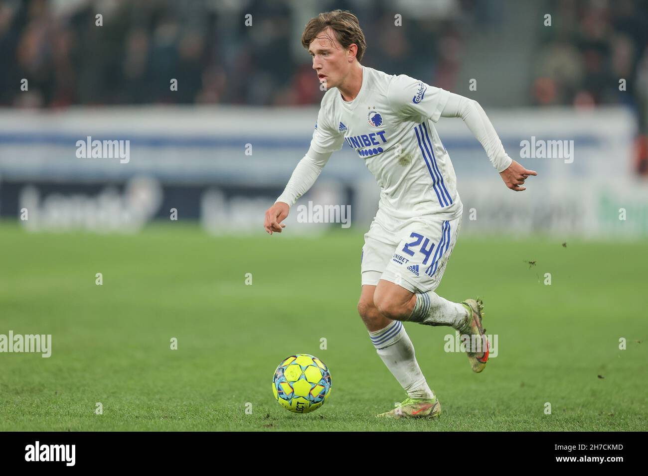 Copenaghen, Danimarca. 21 Nov 2021. William Boving (24) del FC Copenhagen visto durante la 3F Superliga match tra il FC Copenhagen e Aarhus GF al Parken di Copenhagen. (Photo Credit: Gonzales Photo/Alamy Live News Foto Stock