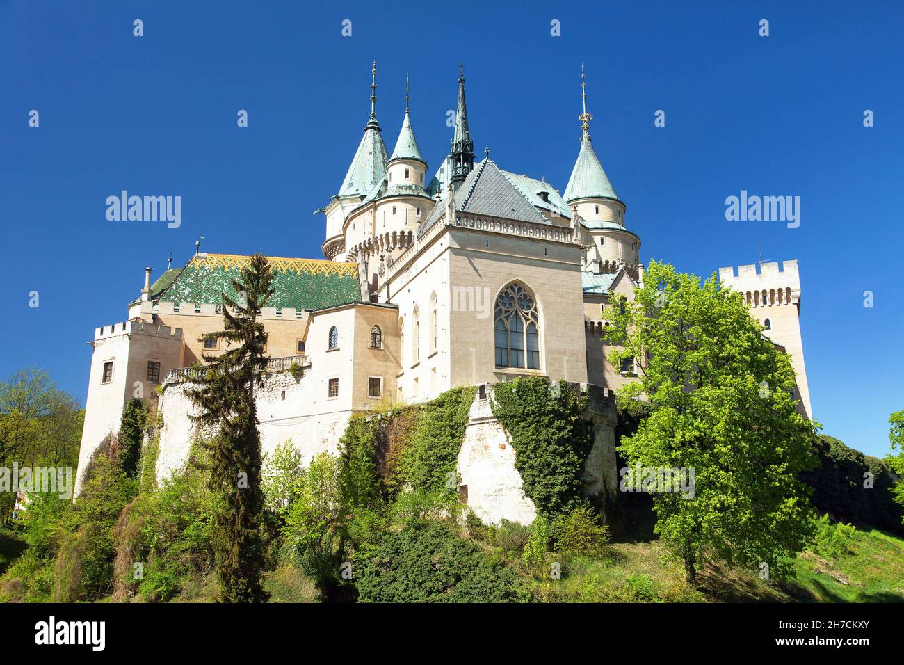 Castello di Bojnice vicino alla città di Prievidza, vista primavera, Slovacchia, Europa Foto Stock