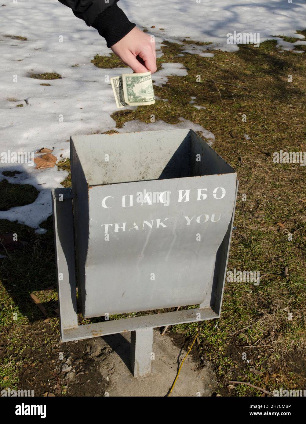 I russi gettano dollari nel bidone della spazzatura mostrando che non hanno bisogno di denaro americano Foto Stock
