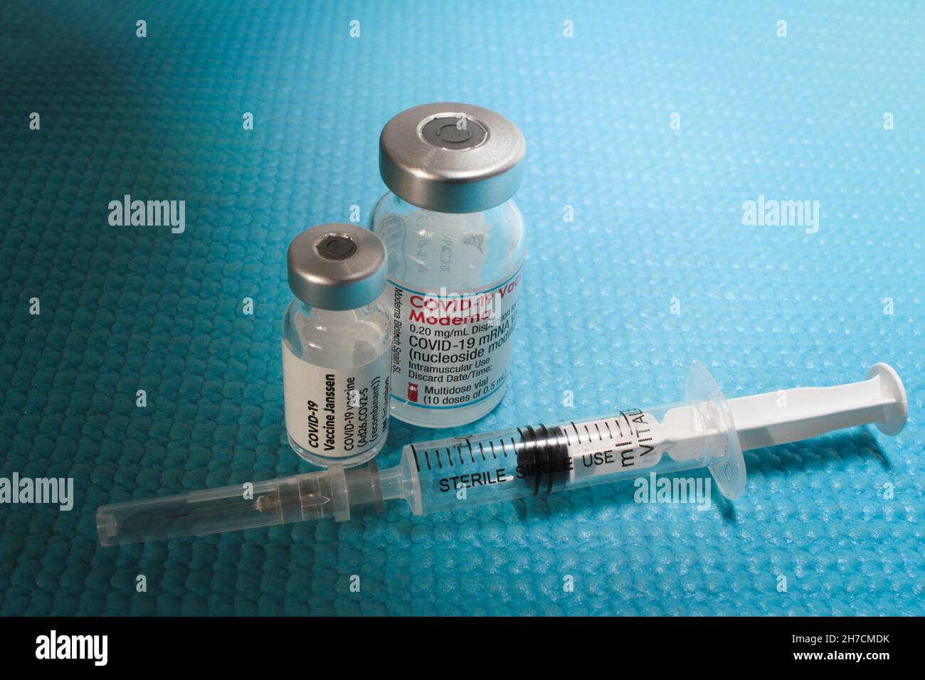 Sofia, Bulgaria – 22 NOVEMBRE 2021: I flaconcini con il vaccino Moderna e Janssen Covid-19 sono utilizzati nei centri di vaccinazione corona di tutto il mondo Foto Stock