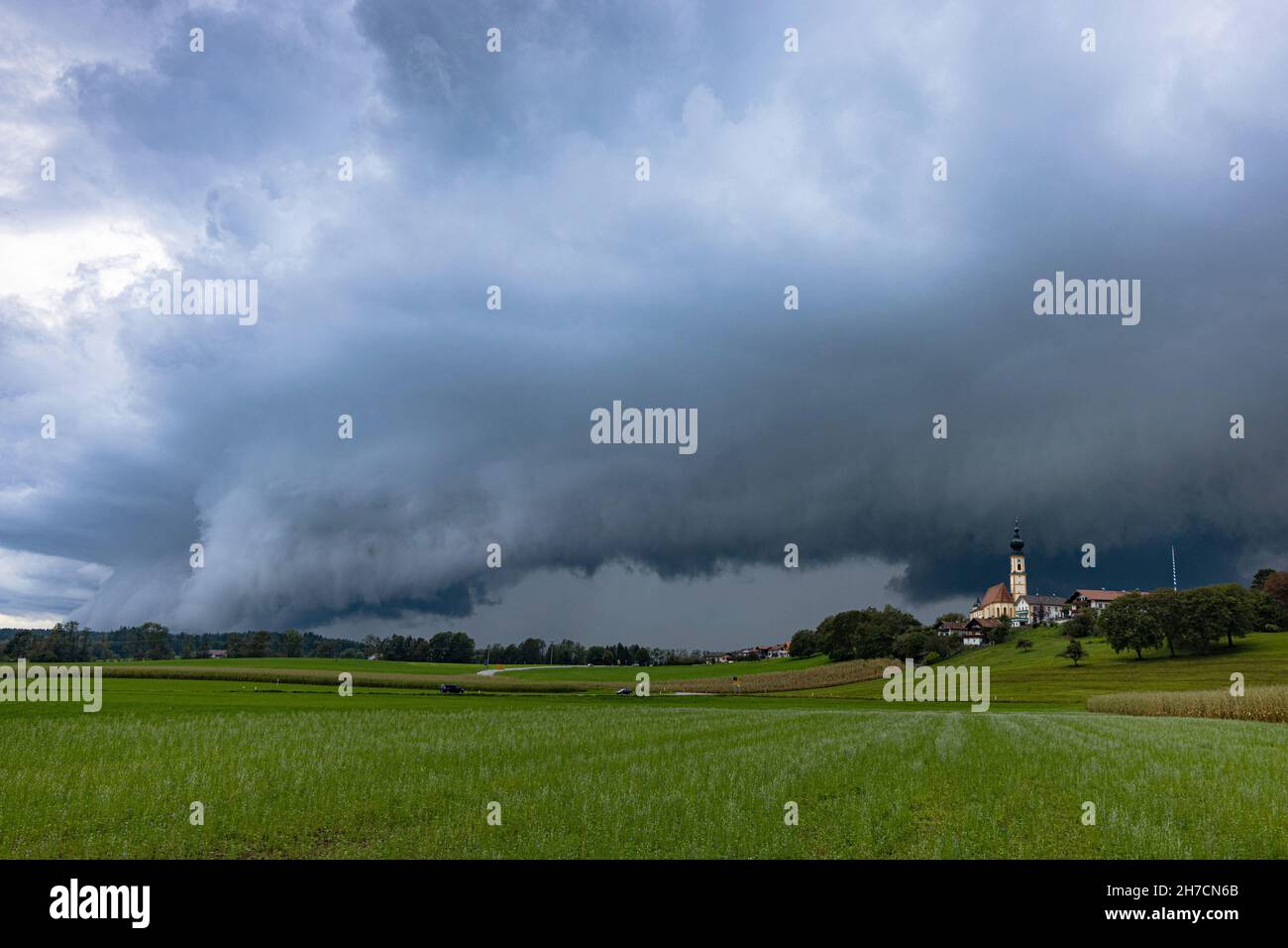 Si avvicina alla tempesta di tuoni sul paesaggio culturale bavarese, Germania, Baviera, Voralpenland, Hoeselwang Foto Stock