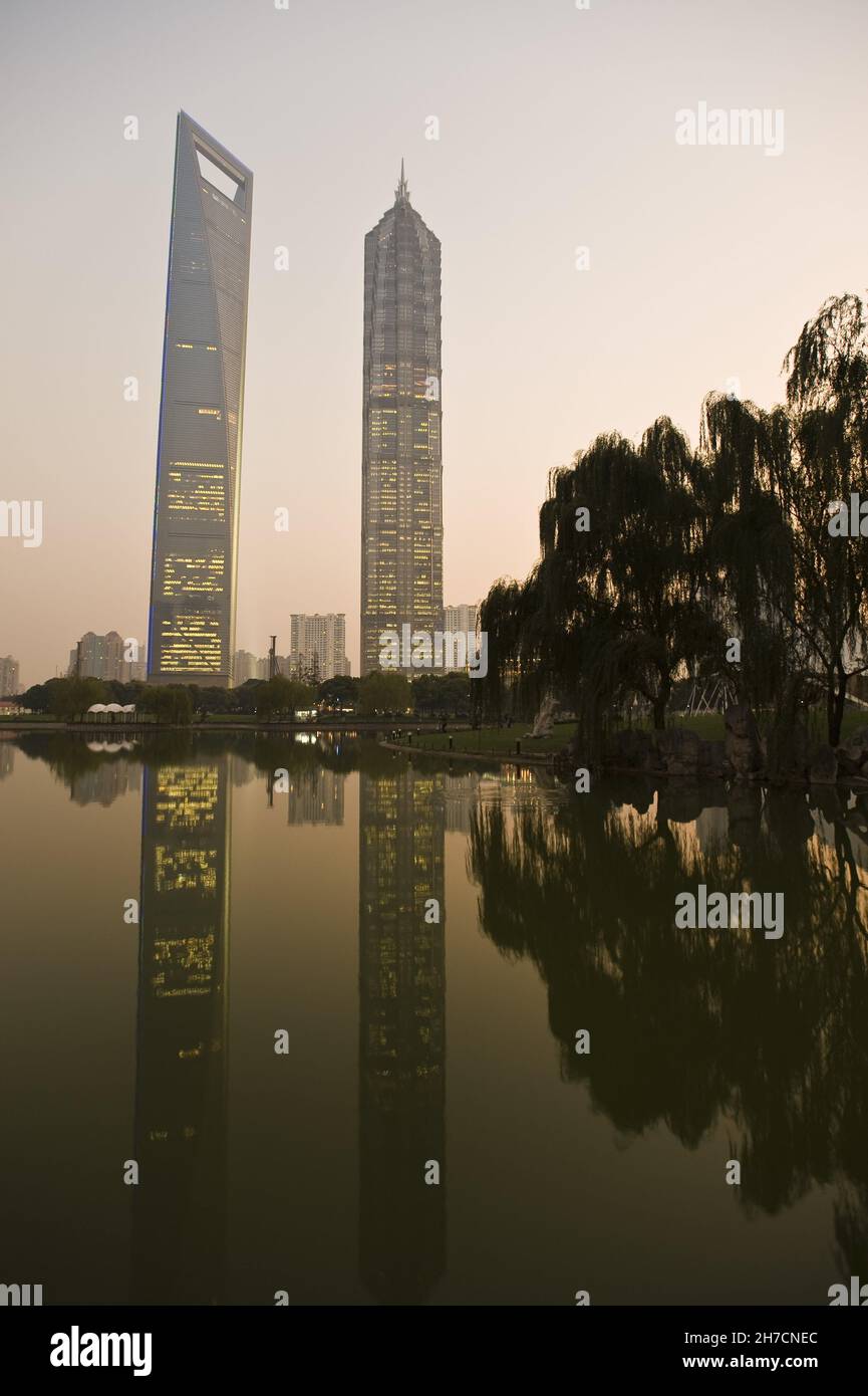 Jin Mao Tower (a destra) e Shanghai World Financial Center (a sinistra) in serata, Cina, Shanghai, Pudong Foto Stock
