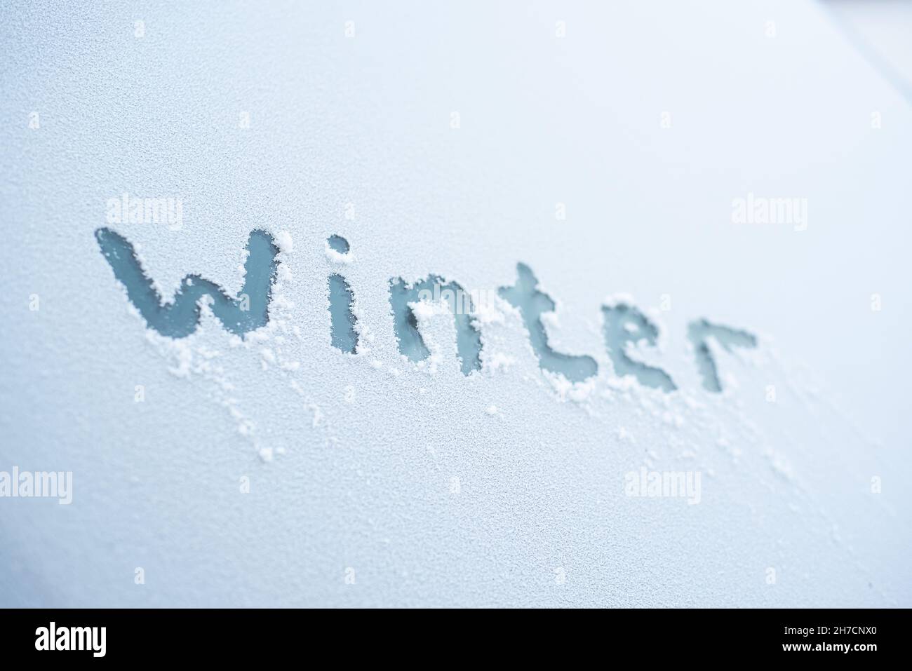 L'iscrizione invernale sul parabrezza innevato della vettura Foto Stock