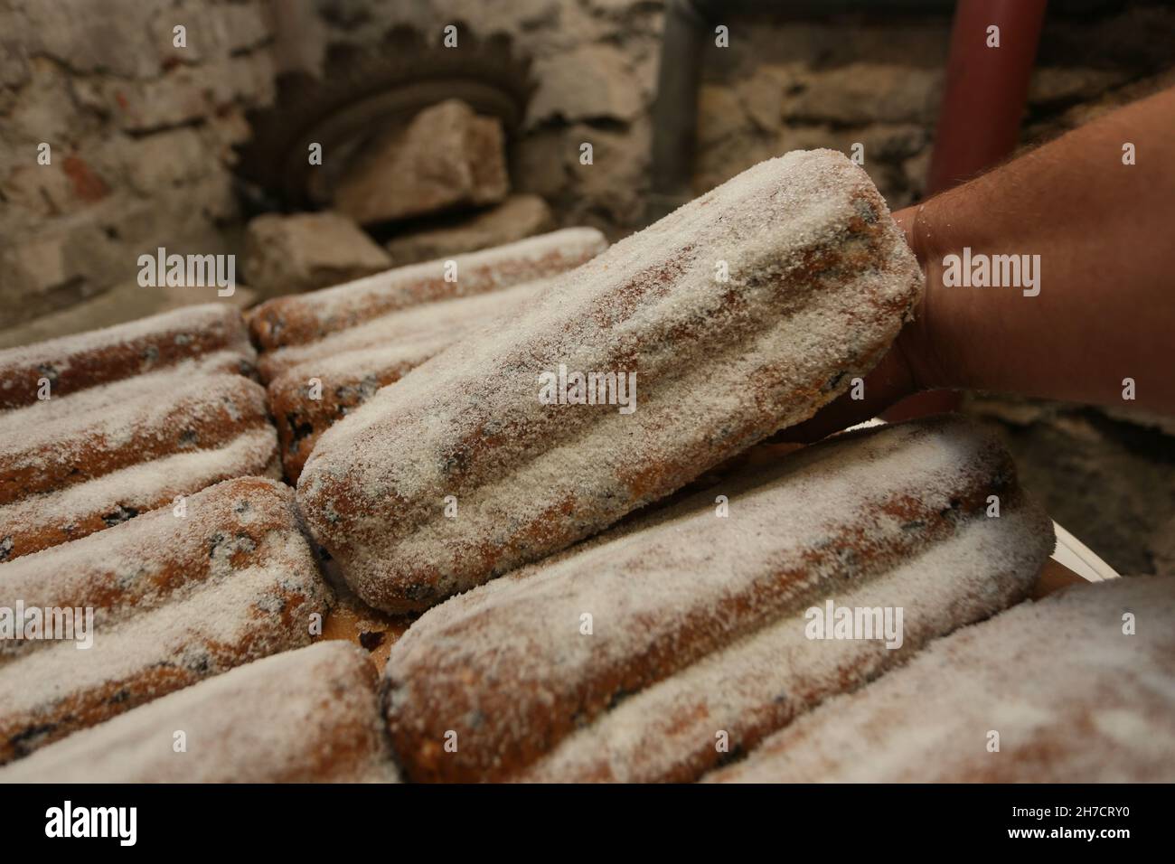 Wernigerode, Germania. 17 novembre 2021. Stollen appena sfornato sono immagazzinati nel castello di Wernigerode per ulteriore maturazione. Qui la popolare pasticceria natalizia viene conservata per diverse settimane in un clima costante per un'ulteriore maturazione. Lo Schlossstollen viene poi venduto nel commercio regionale. Credit: dpa/dpa-Zentralbild/ZB/dpa/Alamy Live News Foto Stock