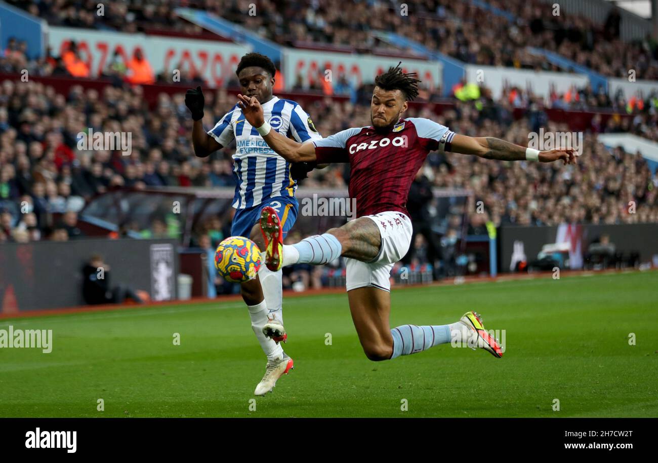 Tariq Lamptey di Brighton e Hove Albion è affrontata da Tyrone Mings di Aston Villa durante la partita della Premier League a Villa Park, Birmingham. Data foto: Sabato 20 novembre 2021. Foto Stock
