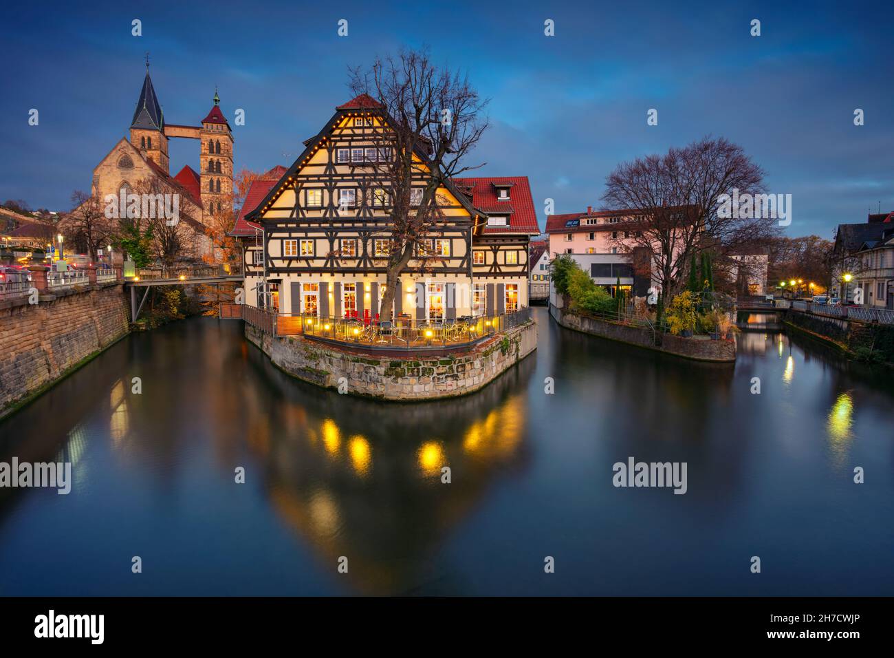 Esslingen am Neckar, Germania. Immagine del paesaggio urbano della pittoresca città vecchia di Esslingen am Neckar, Germania situato nella regione di Stoccarda al crepuscolo blu h Foto Stock