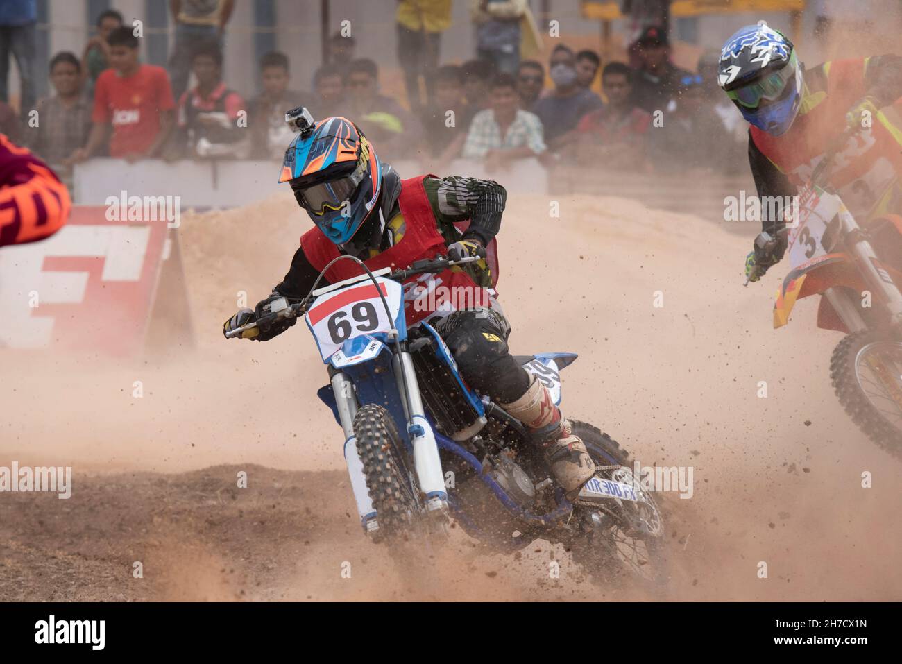 INDIA, KARNATAKA, BANGALORE, 5 dicembre 2015, DiRT Bikers in gara su strada sterrata Foto Stock