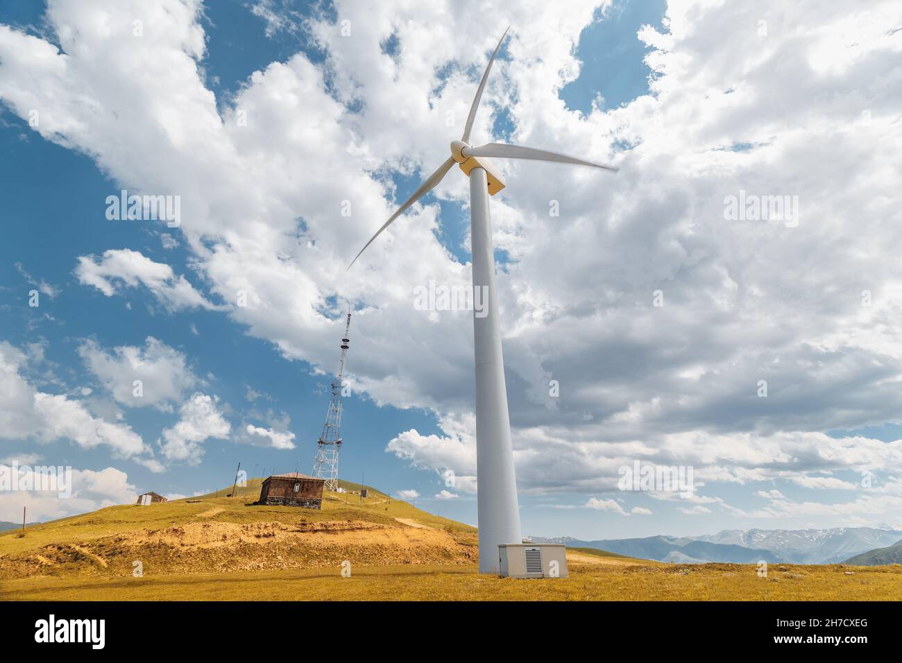 Splendidi e potenti generatori di vento e mulini a vento sulla cima della montagna. L’energia alternativa può salvare l’umanità dal riscaldamento globale Foto Stock
