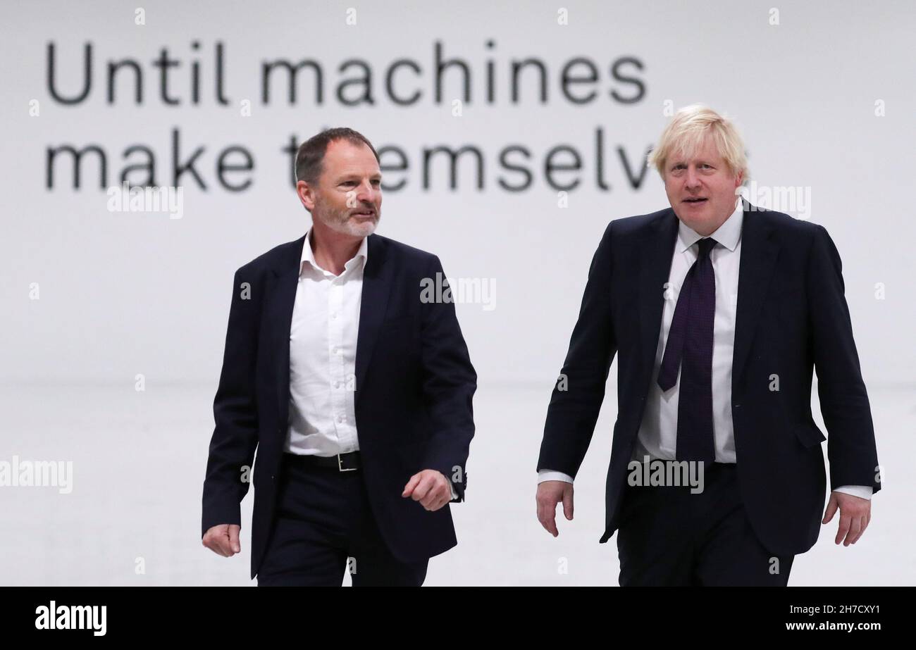 Il primo Ministro Boris Johnson (a destra) con il CEO Brian Palmer durante una visita alla sede centrale di Tharsus a Blyth, Northumberland, durante la conferenza annuale del CBI. Data foto: Lunedì 22 novembre 2021. Foto Stock