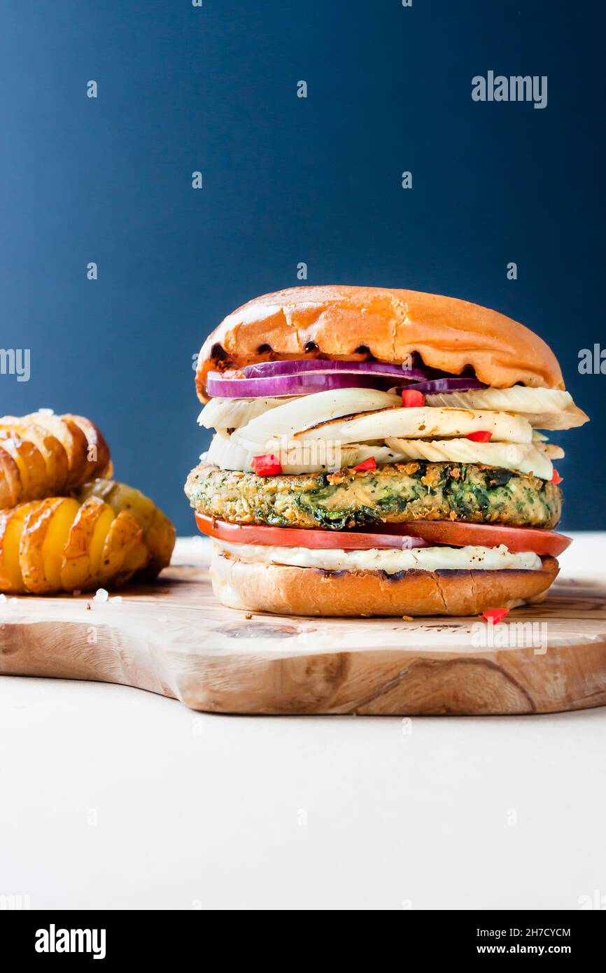 Veggie Burger con spinaci, finocchi, cipolle e patate arrostite Foto Stock