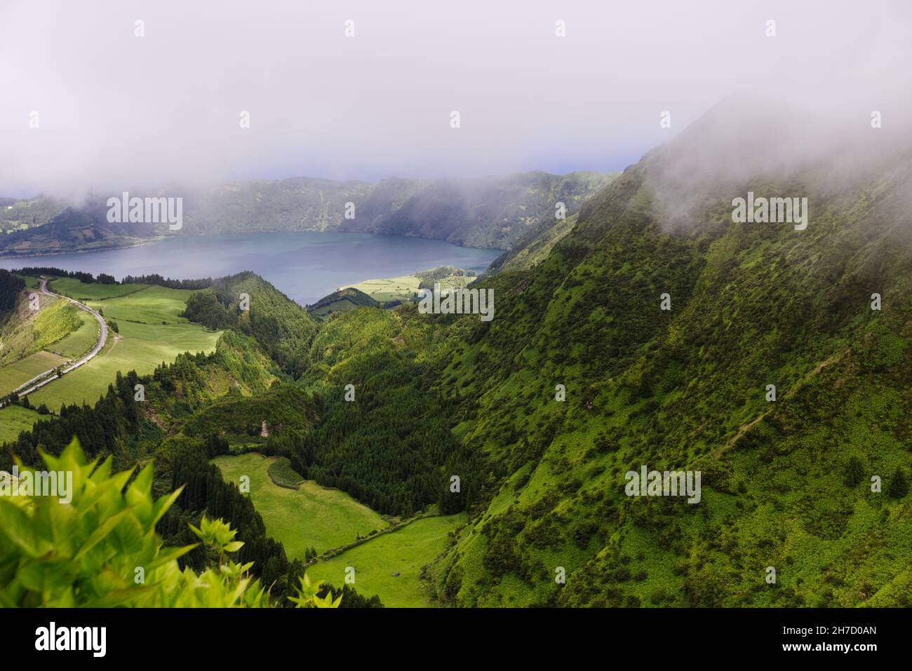 Vista delle lagune dal Miradouro da Boca do Inferno, isola di Sao Miguel, Azzorre Foto Stock