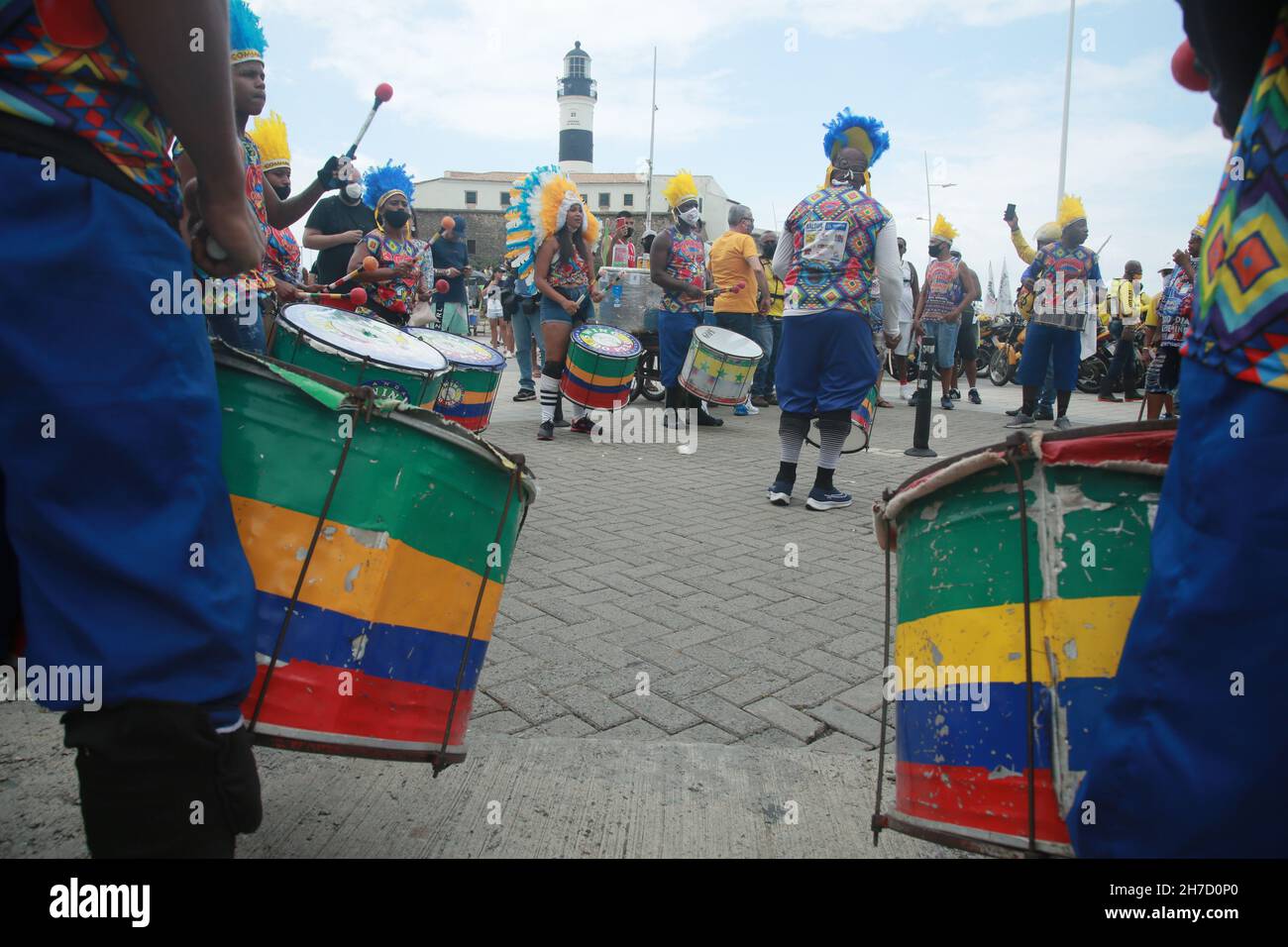 salvador, bahia, brasile - 21 novembre 2021: Percussionista dal blocco di comandamenti afro sono visti durante una dimostrazione per approvare il carnevale di SA Foto Stock