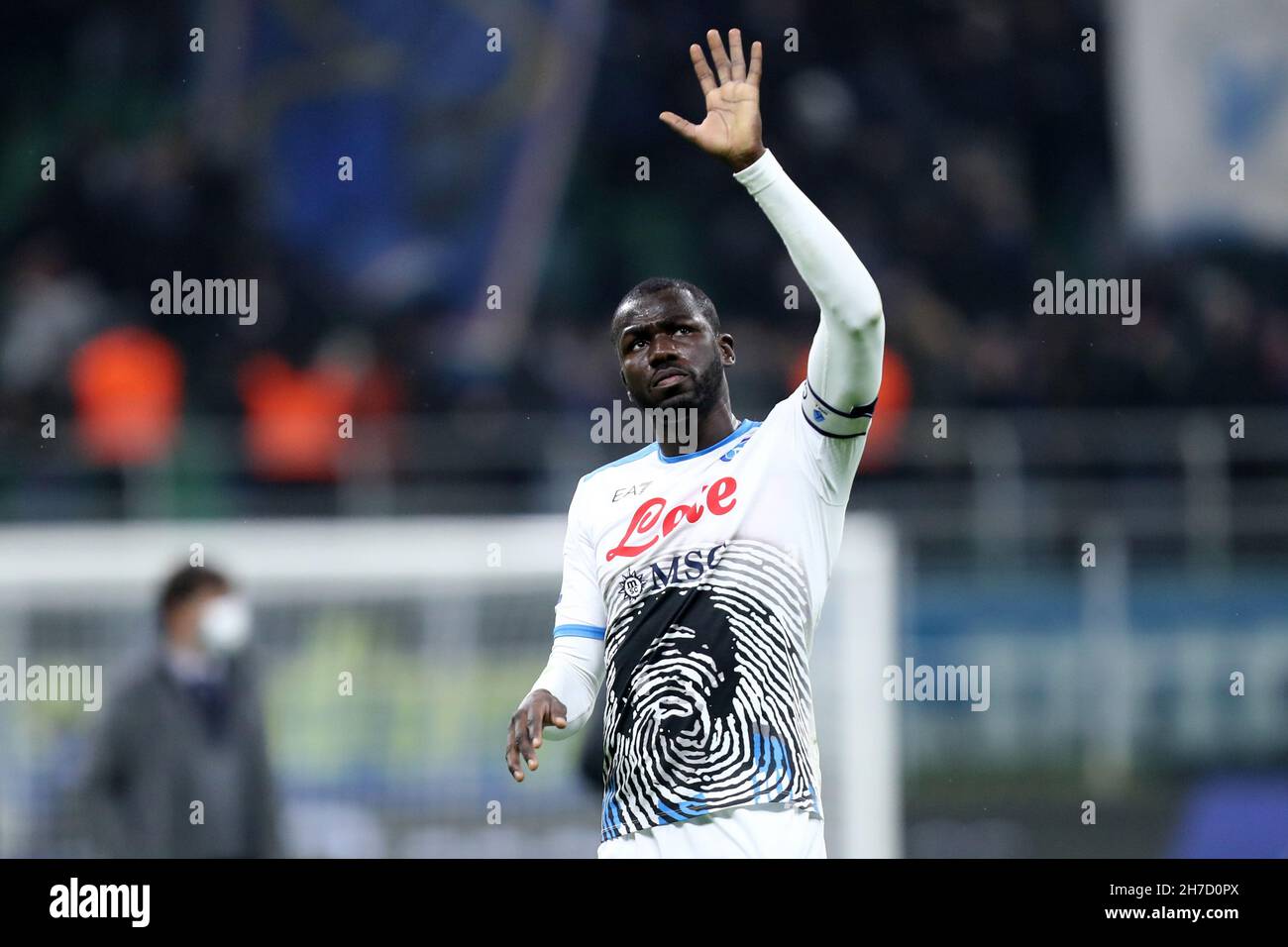 Kalidou Koulibaly della SSC Napoli saluta i tifosi al termine della Serie A match tra FC Internazionale e SSC Napoli. Foto Stock