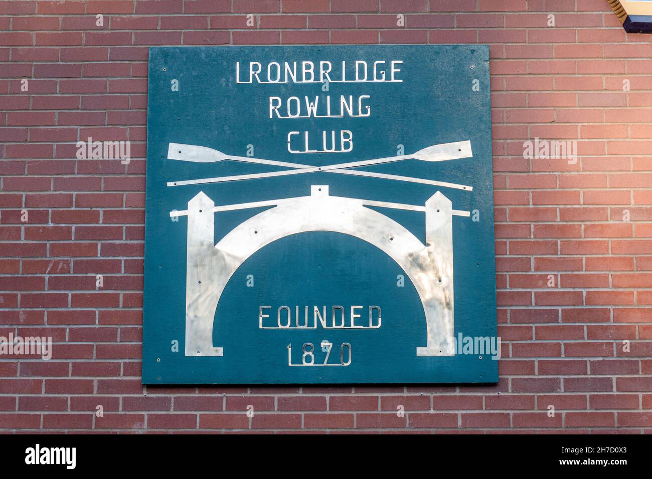 Ironbridge Rowing Club firma all'esterno del club building, Shropshire, Inghilterra, Regno Unito Foto Stock