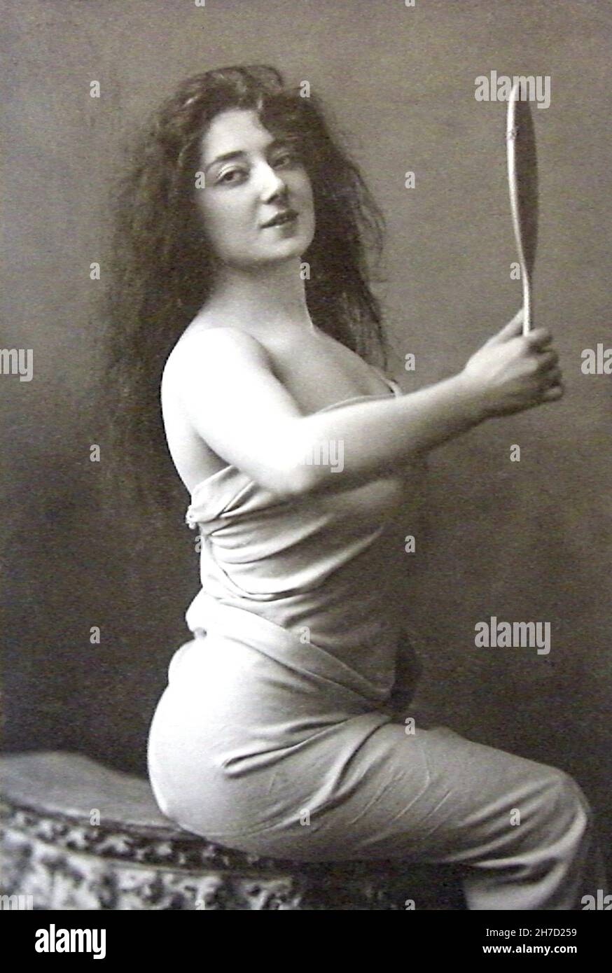 Anna tenuta in un drappo da Elmer Chickering. Foto Stock