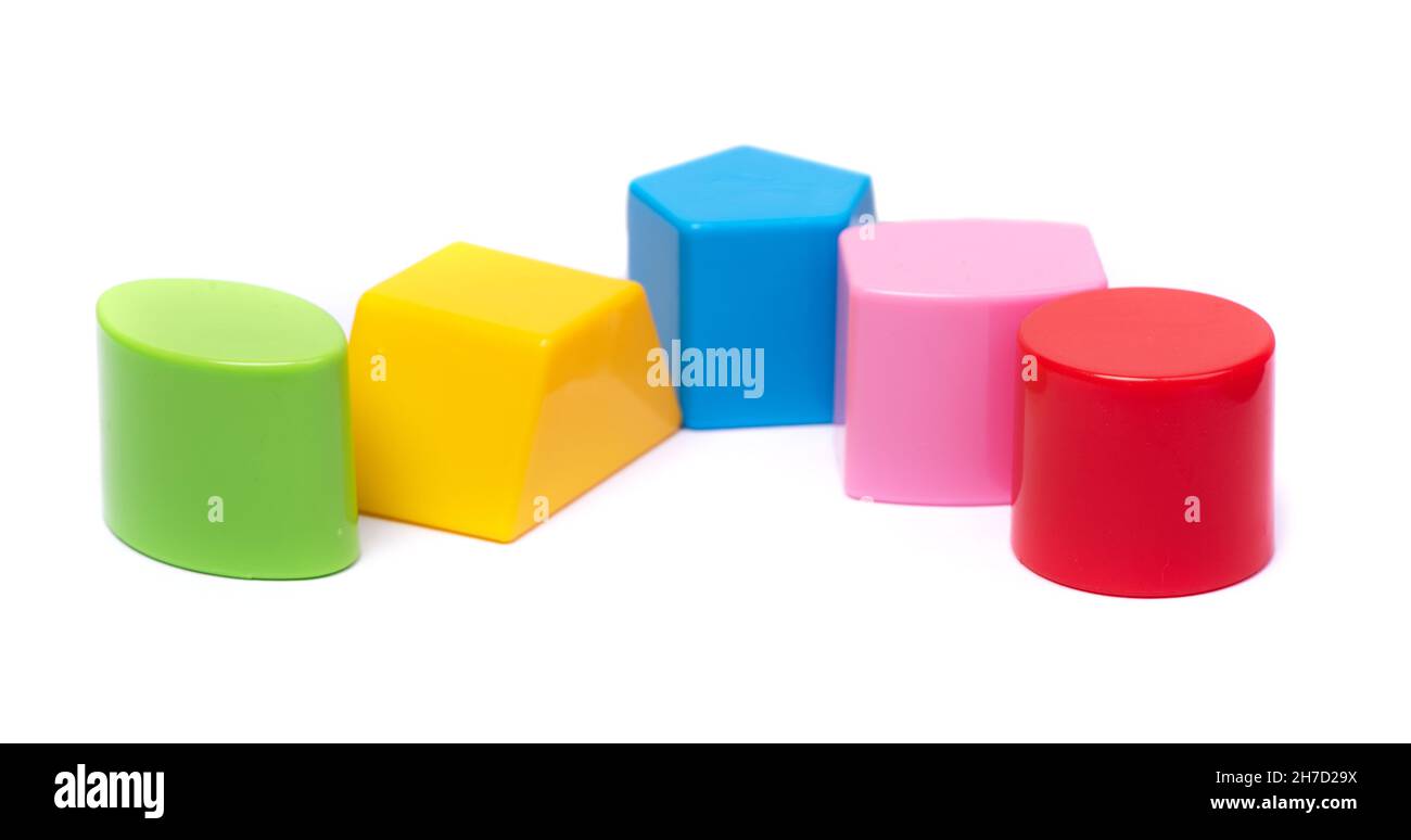 Gruppo di figure multicolore in plastica - giocattoli per bambini isolati su sfondo bianco Foto Stock