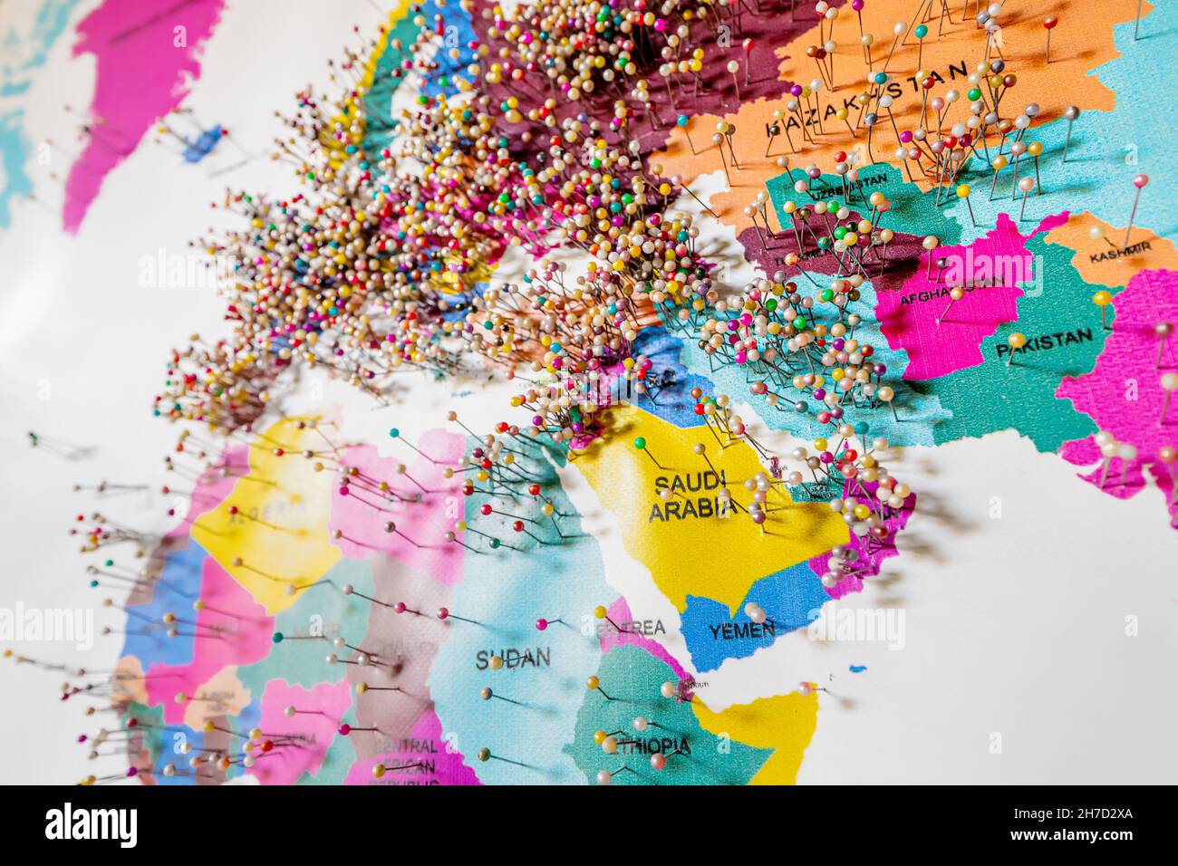 Mappa del mondo con molti aghi puntini che simboleggiano nuovi focolai e casi di nuovi ceppi di coronavirus e covid. Foto Stock