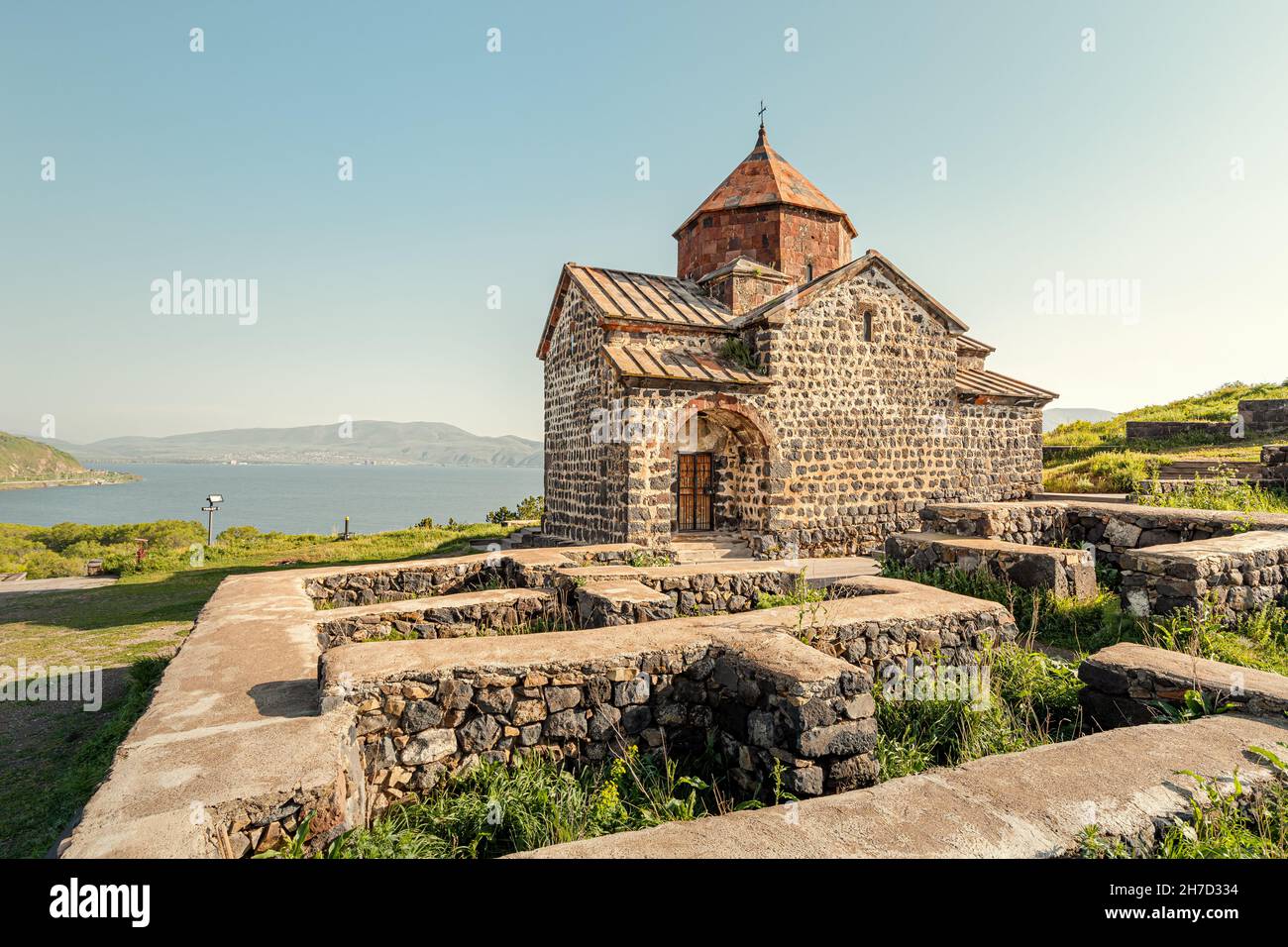 Il Monastero di Sevanavank sulla riva del lago Sevan è la principale attrazione religiosa e turistica dell'Armenia e dell'intera Transcaucasia Foto Stock