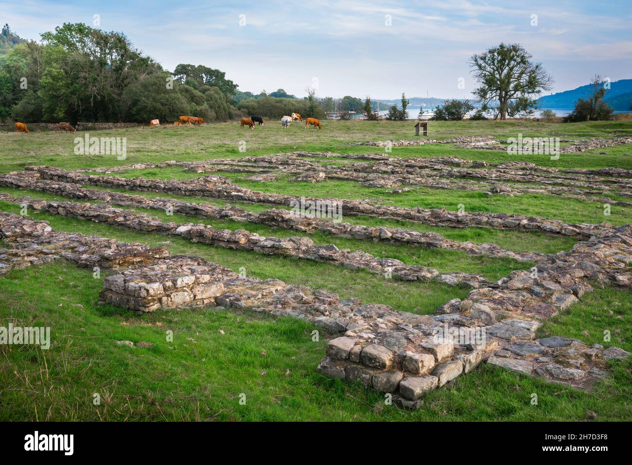 Galava Roman Fort, vista dei resti scavati di un forte a Waterhead (chiamato Galava dai Romani) accanto al Lago Windermere in Cumbria, Inghilterra, Regno Unito Foto Stock