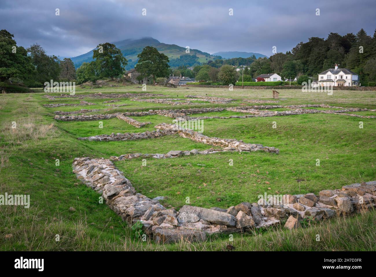 Forte romano Lake District, vista dei resti scavati di un forte romano a Waterhead (noto come Galava) accanto al lago Windermere in Cumbria, Inghilterra, Regno Unito Foto Stock
