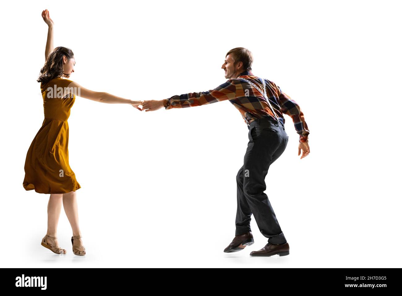 Due persone, giovane uomo e donna in abbigliamento vintage ballando rock -and-roll isolato su sfondo bianco Foto stock - Alamy