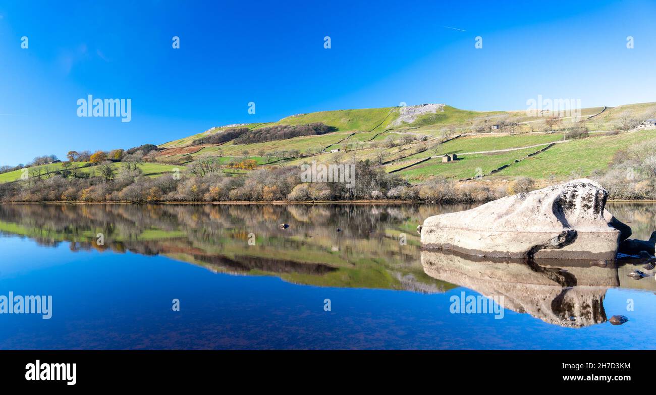 Yorkshire Dales, 22 novembre 2021, Lago di Semerwater nel cuore dello Yorkshire Dales è il più grande lago glaciale nel vecchio North Riding dello Yorkshire, godendo di una grande mattinata autunnale, con riflessi dalle vicine fells di Wensleydale. Credit: Wayne HUTCHINSON/Alamy Live News Foto Stock