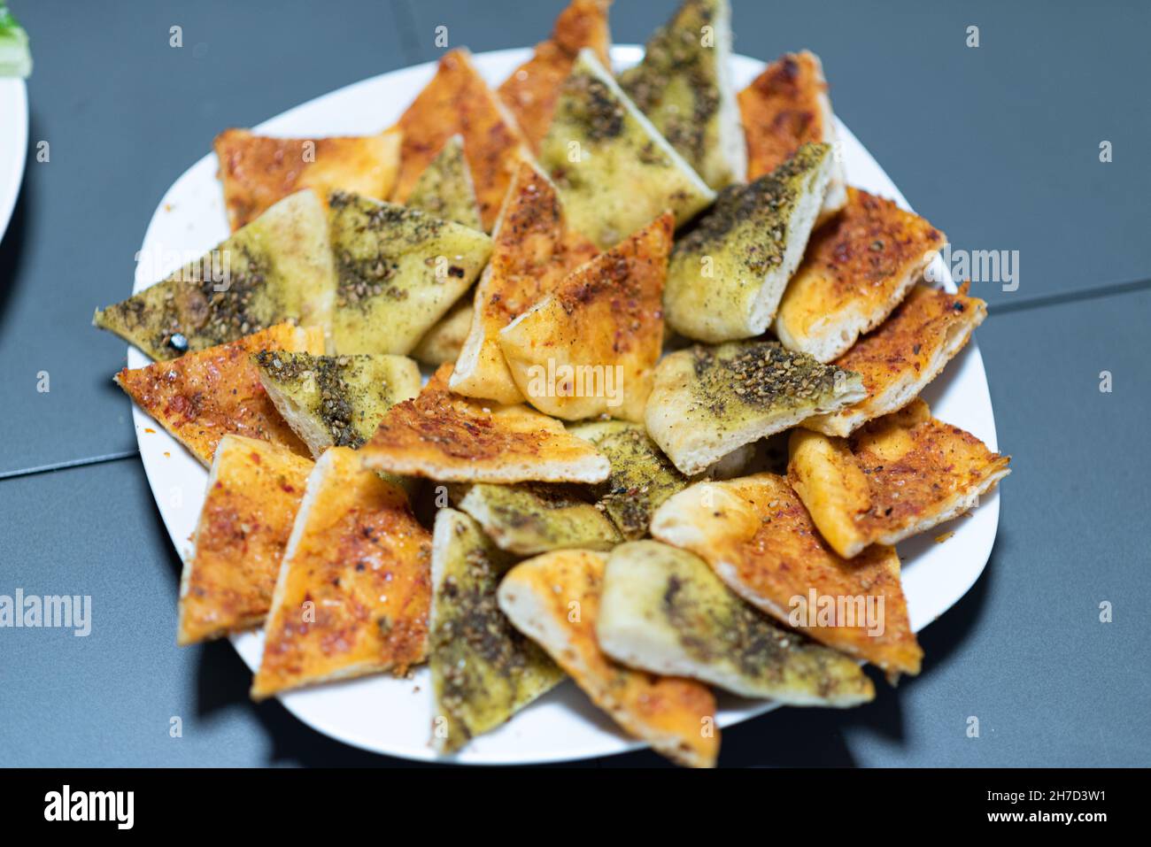 Cucina tradizionale araba Manakish con Zaatar. Zatar Pita. Foto di alta qualità Foto Stock