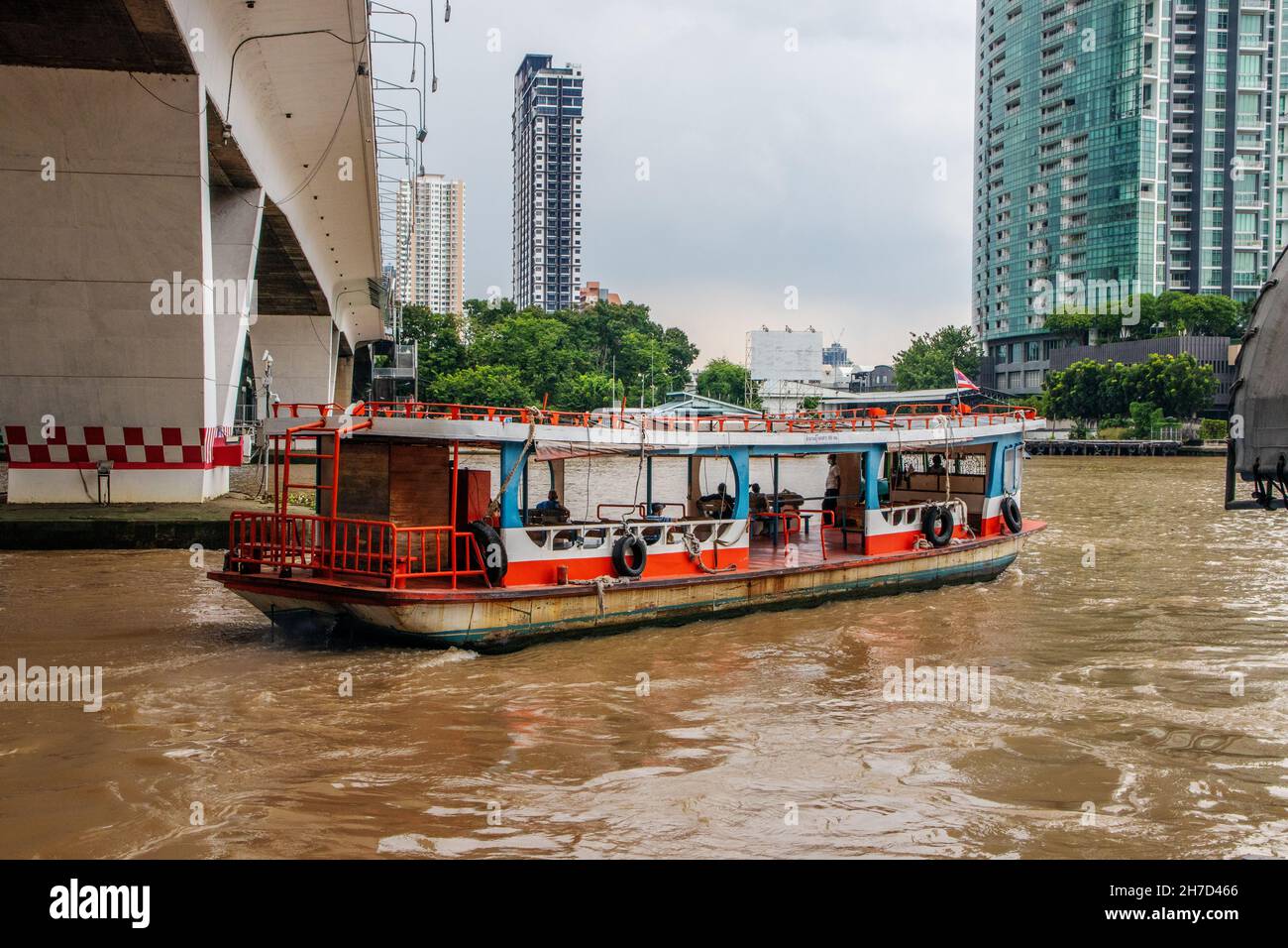 Un traghetto attraversa il fiume Chao Phraya al molo di Sathorn a Bangkok, Thailandia, Sud-est asiatico Foto Stock