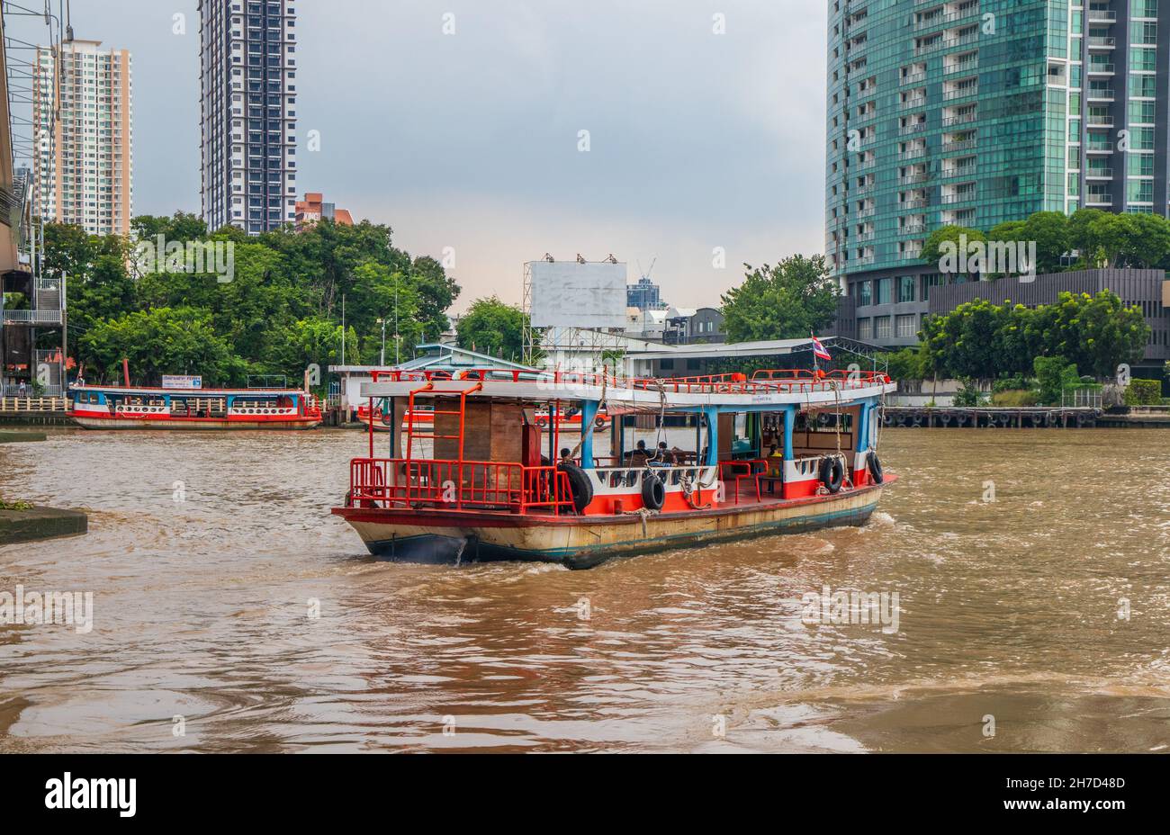 Un traghetto attraversa il fiume Chao Phraya al molo di Sathorn a Bangkok, Thailandia, Sud-est asiatico Foto Stock