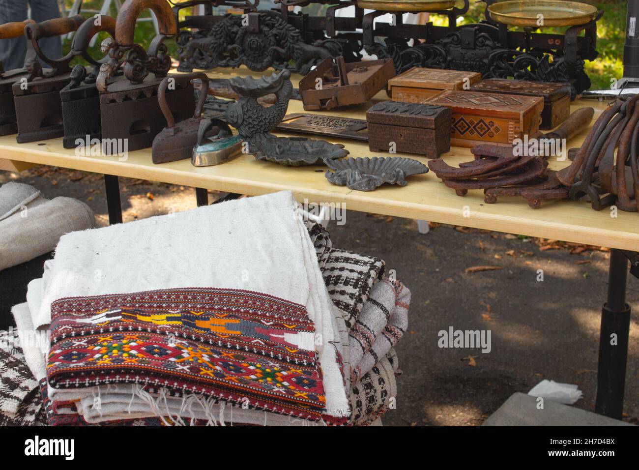 Vintage tradizionale ucraino abiti, asciugamani ricamati, vecchi ferri a carbone sul mercato delle pulci o festival nazionale, fiera. Merci d'epoca sul mercato delle pulci Foto Stock