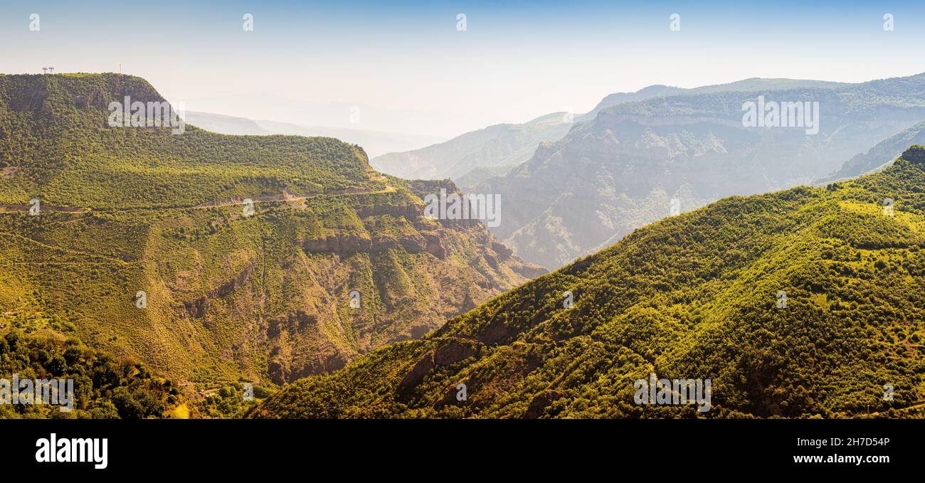 Vista panoramica della gola di montagna del fiume Vorotan vicino al famoso monastero Tatev. Natura e paesaggi incredibili dell'Armenia Foto Stock