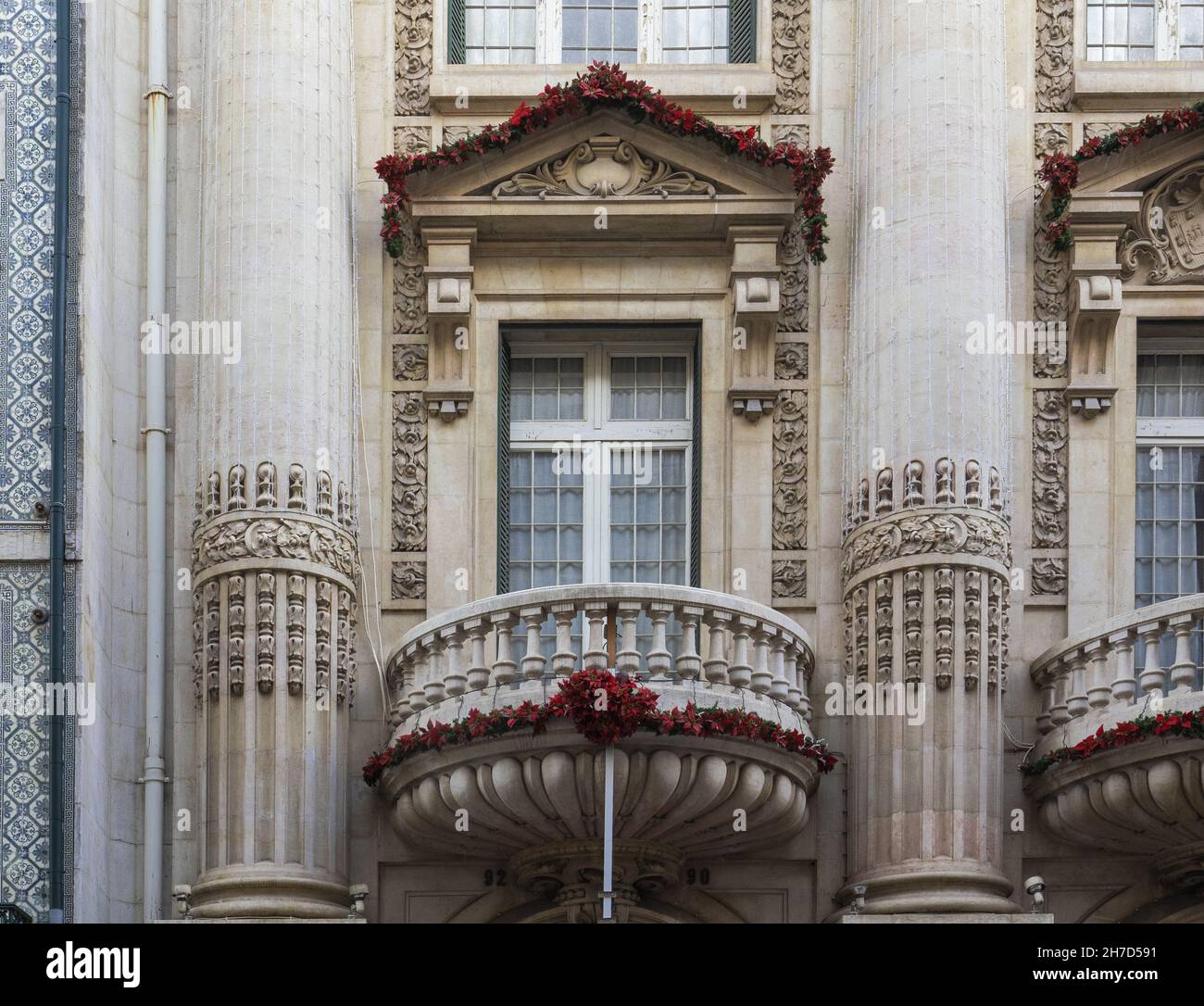 Edificio decorato in portoghese facciata. Dettagli architettonici a Lisbona capitale del Portogallo. Foto Stock