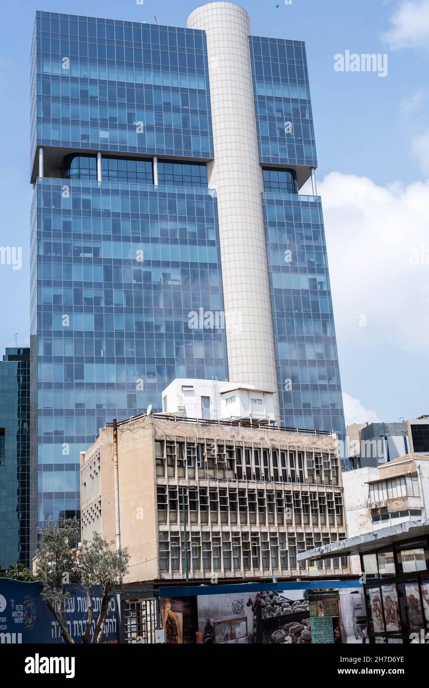 Un moderno alto edificio edifici per uffici a Tel Aviv è un centro commerciale, Israele Foto Stock