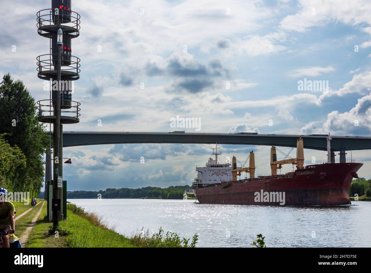 Rade b. Rendsburg: Nave da carico sul Nord-Ostsee-Kanal (canale Kiel), ponte autostradale Rader Hochbrücke a Binnenland, Schleswig-Holstein, Germania Foto Stock
