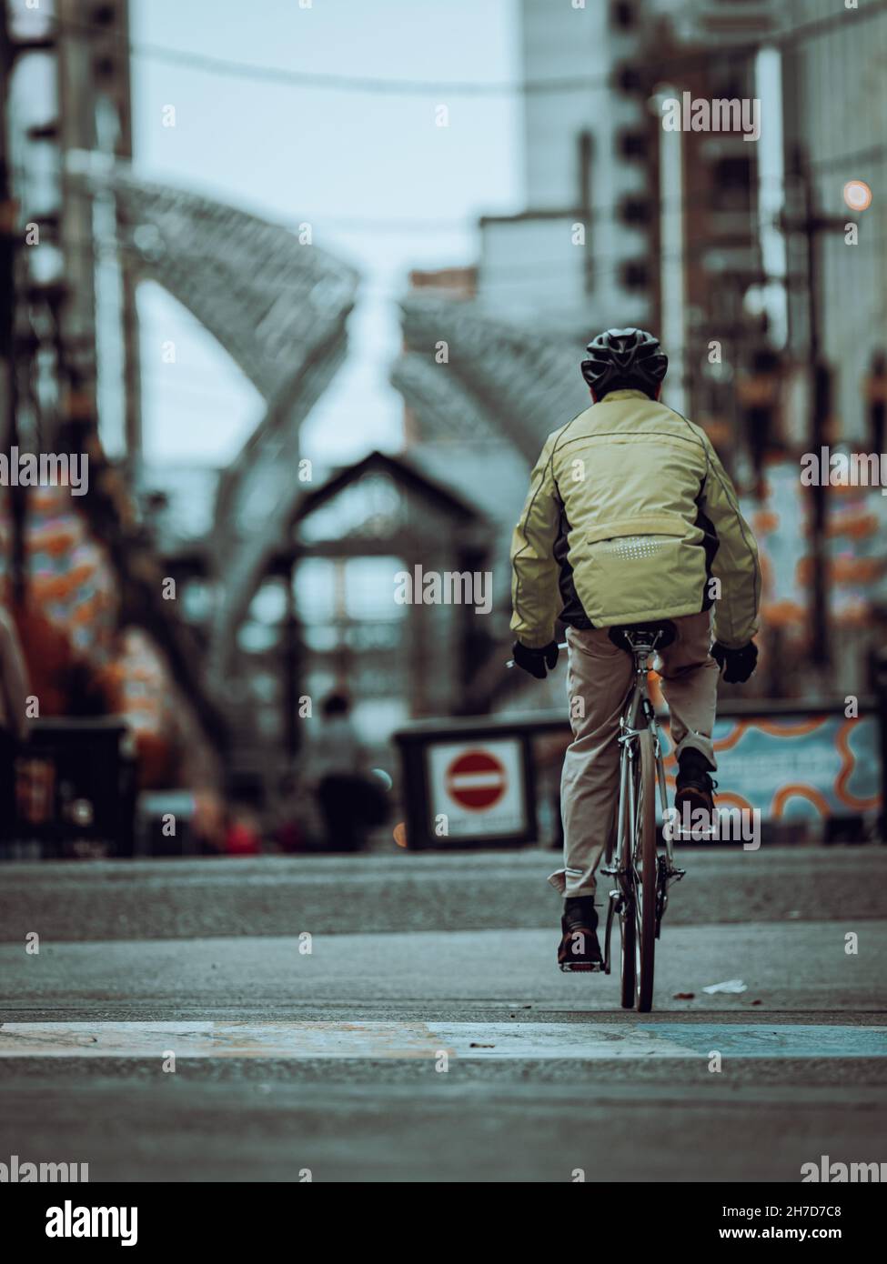 CALGARY, CANADA - 24 ottobre 2021: Un uomo che guida la sua bicicletta in una giornata cupa nel centro di Calgary in Alberta Foto Stock