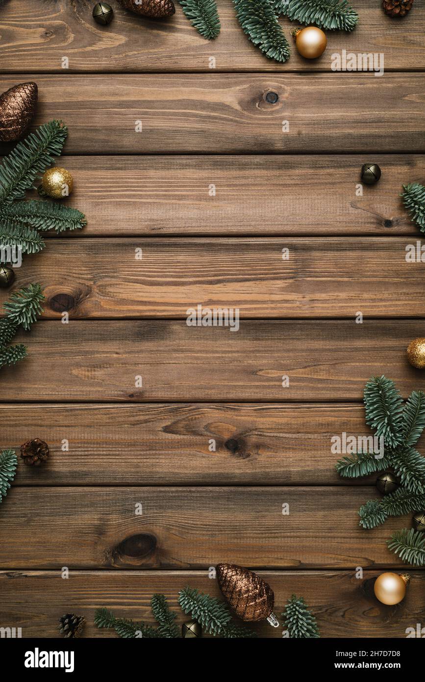 Vintage sfondo natalizio con cornice di decorazioni in abete, bauble natalizio e rami di abete rosso Foto Stock