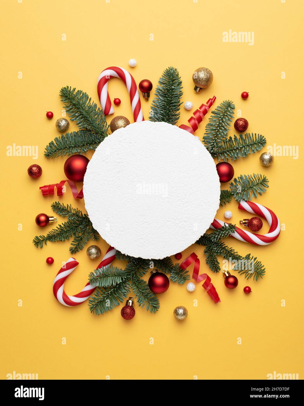 Biglietto di Natale con decorazioni natalizie e cornice per testo su sfondo giallo Foto Stock