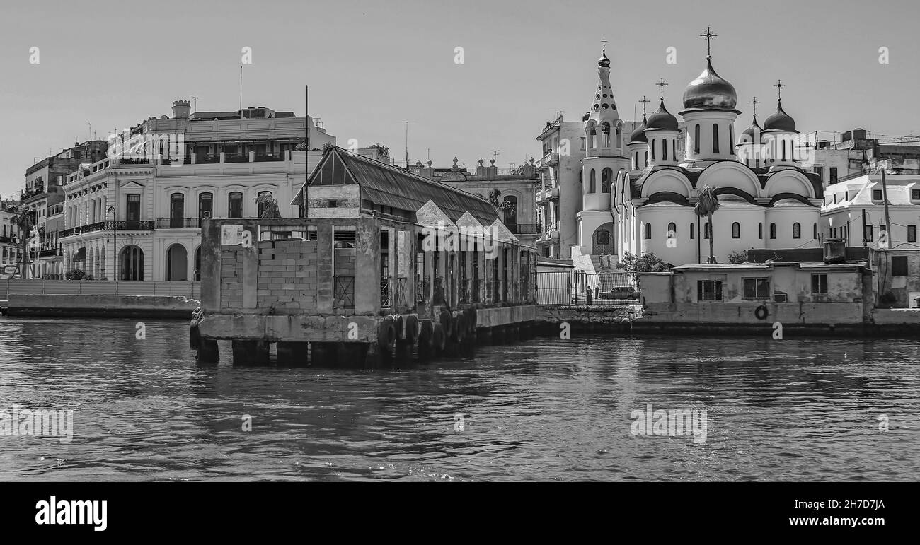 Vista della città in scala di grigi con la chiesa ortodossa di l'Avana, Cuba Foto Stock