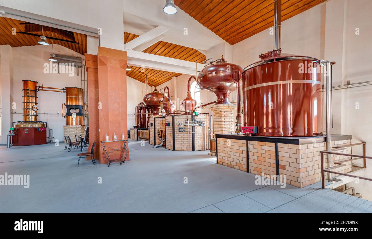 18 maggio 2021, fabbrica di vini dell'Armenia, Armenia: Alambicco di rame calvignac attrezzatura per la distillazione del cognac e dei liquori forti Foto Stock