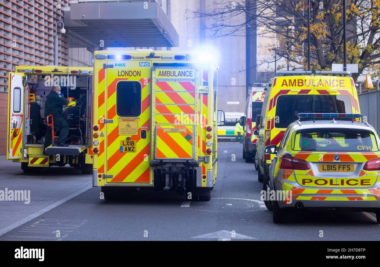 Londra, Regno Unito. 22 novembre 2021. Ambulanze al di fuori del Royal London Hospital di Whitechapel. L'NHS è sotto pressione estrema poiché vi è un backlog di pazienti. Credit: Mark Thomas/Alamy Live News Foto Stock