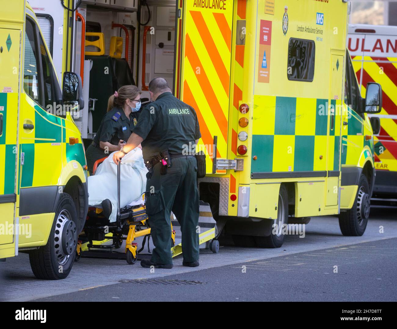 Londra, Regno Unito. 22 novembre 2021. Ambulanze al di fuori del Royal London Hospital di Whitechapel. L'NHS è sotto pressione estrema poiché vi è un backlog di pazienti. Credit: Mark Thomas/Alamy Live News Foto Stock