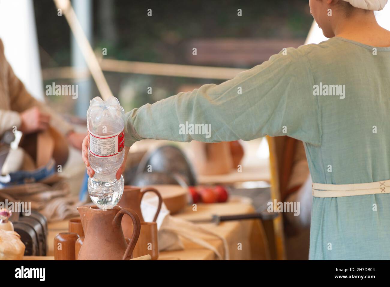Italia, Lombardia, ricordo storico, Donna versa l'acqua in una caraffa Foto Stock
