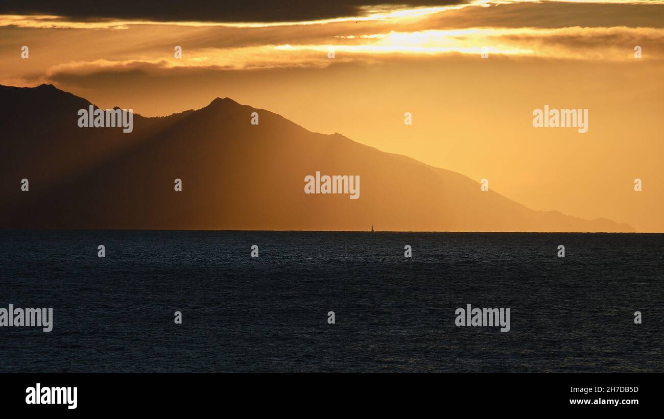 Veduta dell'isola d'Elba da Piombino, Italia, il 4 novembre 2021. (Foto CTK/Petr Malina) Foto Stock