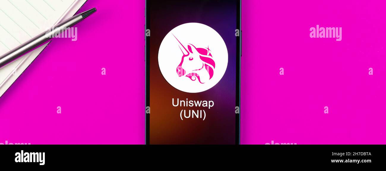 Simbolo Uniswap UNI. Commercio con criptovaluta, denaro digitale e virtuale, banca con concetto di telefonia mobile. Area di lavoro, banner, vista da tavolo Foto Stock