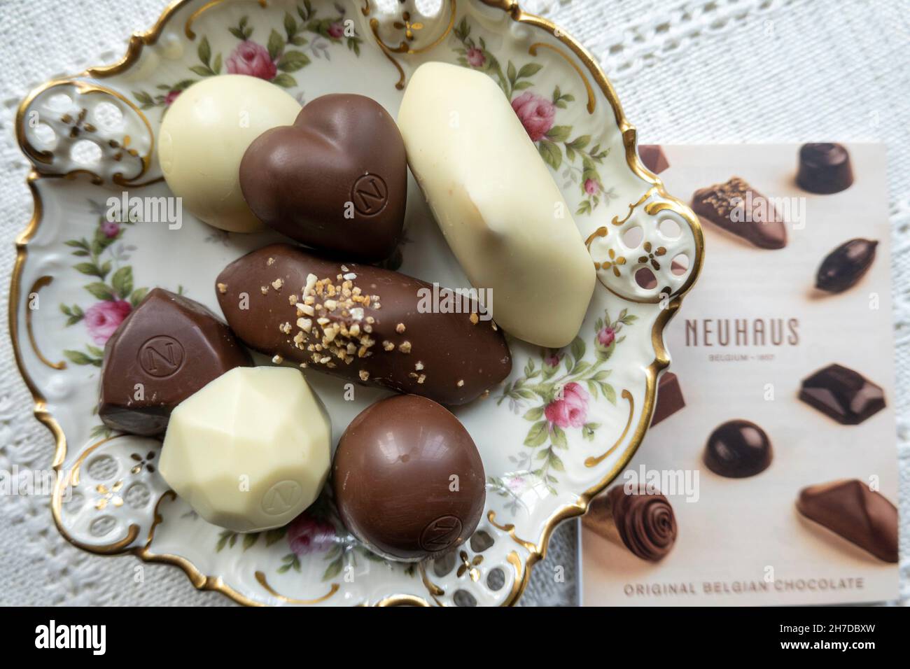 Piatto di porcellana riempito con cioccolatini Neuhaus Foto Stock