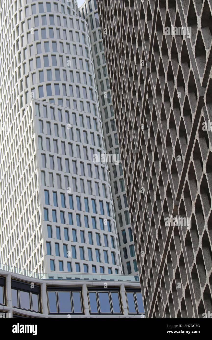 Alti edifici di uffici con molte finestre Foto Stock
