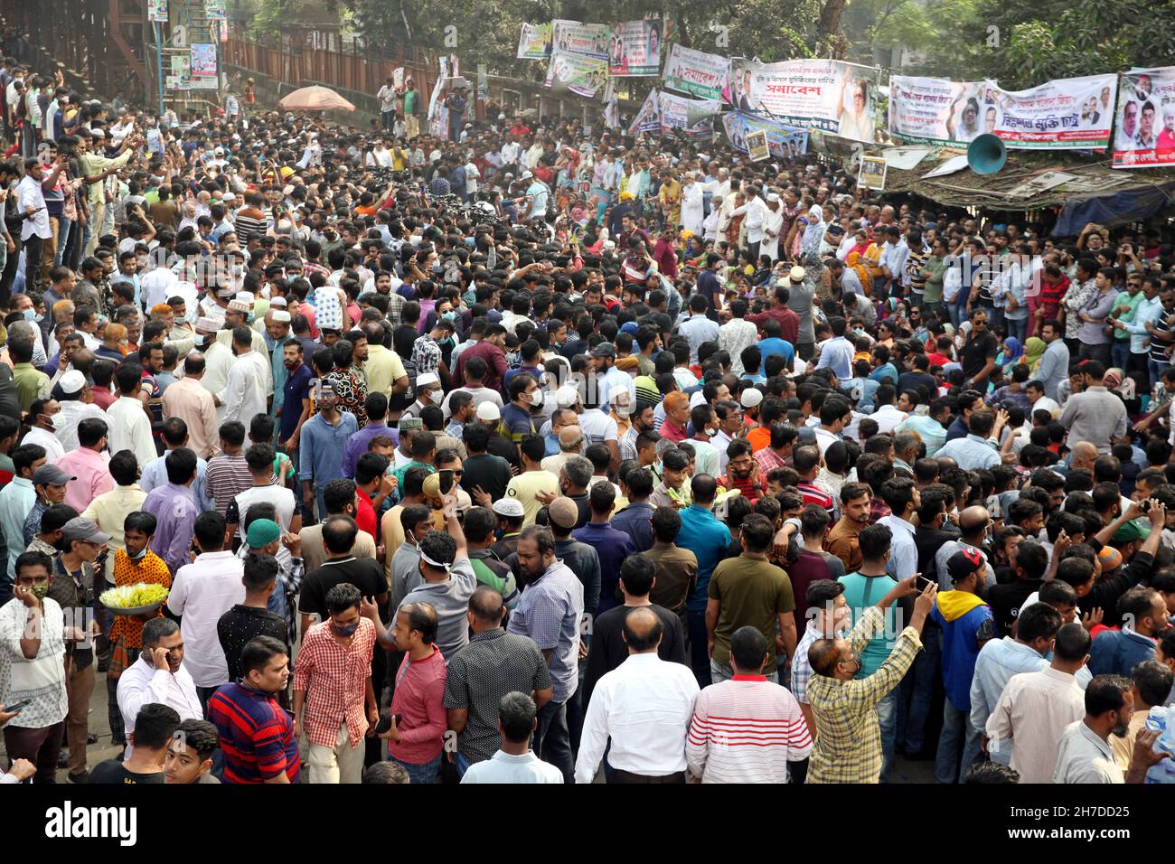 NOVEMBER22,2021,DHAKA,BANGLADESH- i leader e gli attivisti del Partito nazionalista del Bangladesh (BNP) hanno organizzato una manifestazione davanti al National Foto Stock