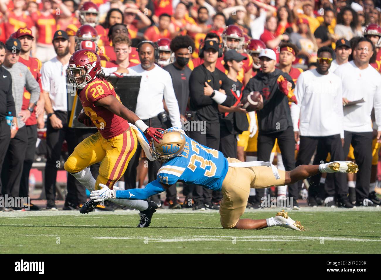 USC Trojans running back Keaontay Ingram (28) dà un braccio rigido a UCLA Bruins difensive back Quentin Lake (37) durante una partita di calcio NCAA, Sabato, Foto Stock