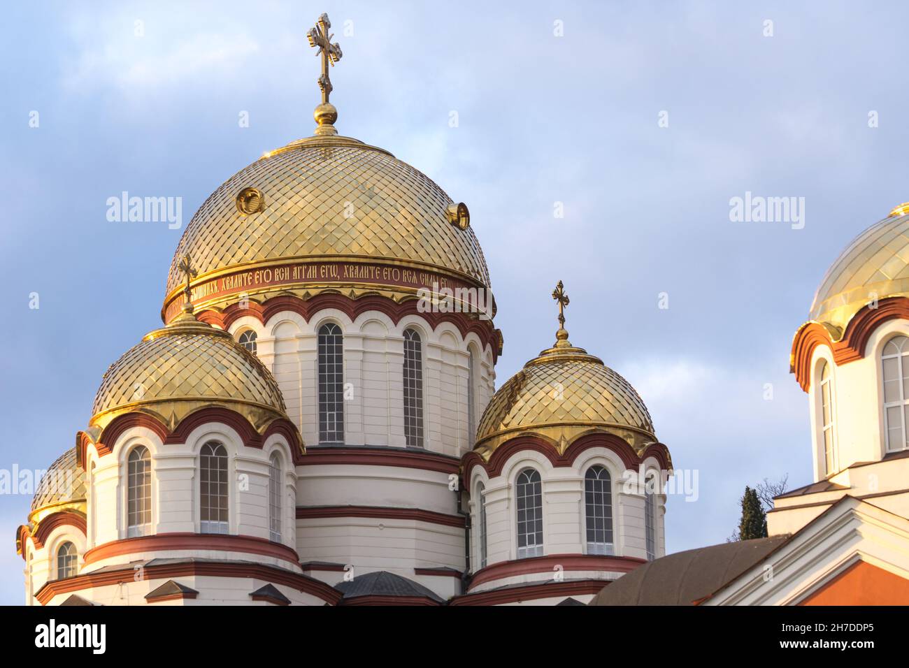 Novy Afon, Abkhazia. Paesaggio con vista sul nuovo monastero cristiano della Athos. Foto Stock